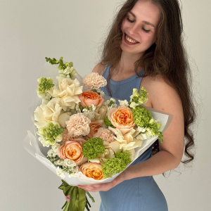 Букет из роз, диантуса и маттиолы